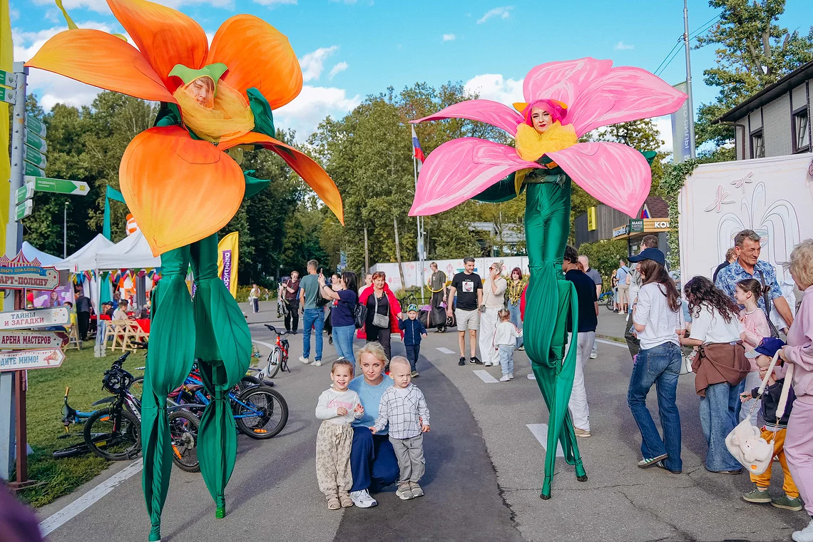 (2), Арт-поляна