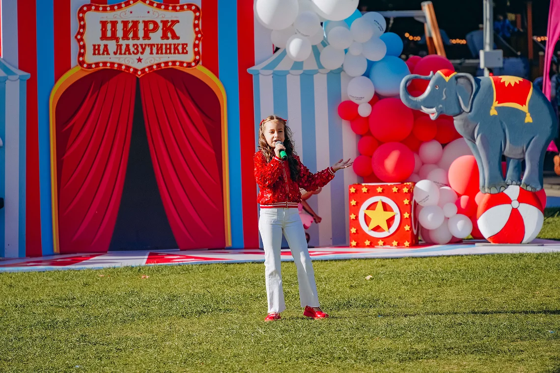 (2), Арт-поляна