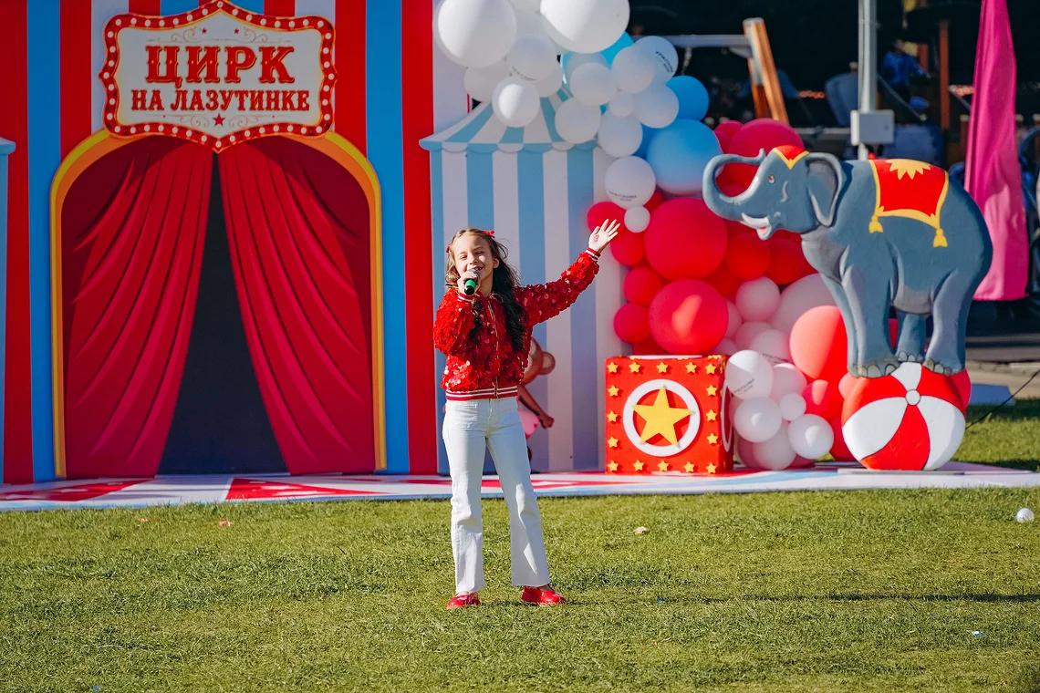 (2), Арт-поляна